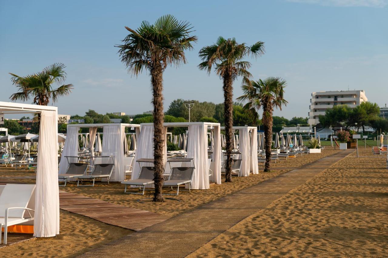 Savoy Beach Hotel & Thermal Spa Бибионе Екстериор снимка Beach in Rimini