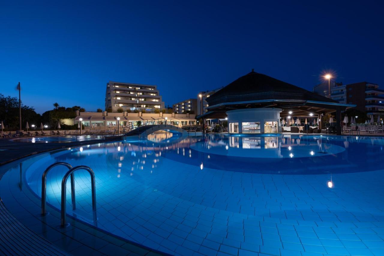 Savoy Beach Hotel & Thermal Spa Бибионе Екстериор снимка The resort at night