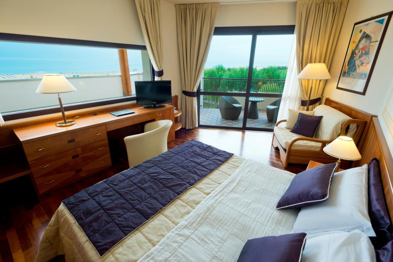 Savoy Beach Hotel & Thermal Spa Бибионе Екстериор снимка A room at the hotel