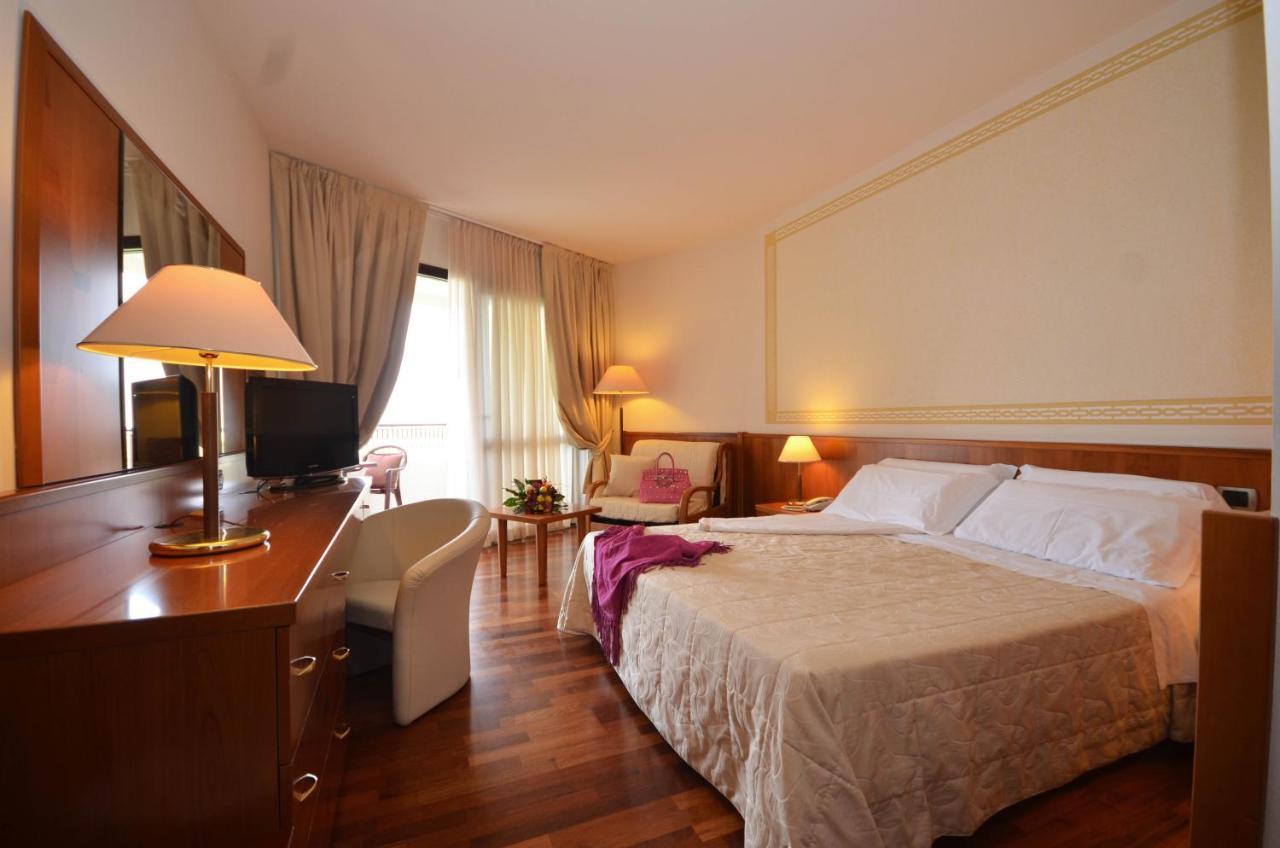 Savoy Beach Hotel & Thermal Spa Бибионе Екстериор снимка