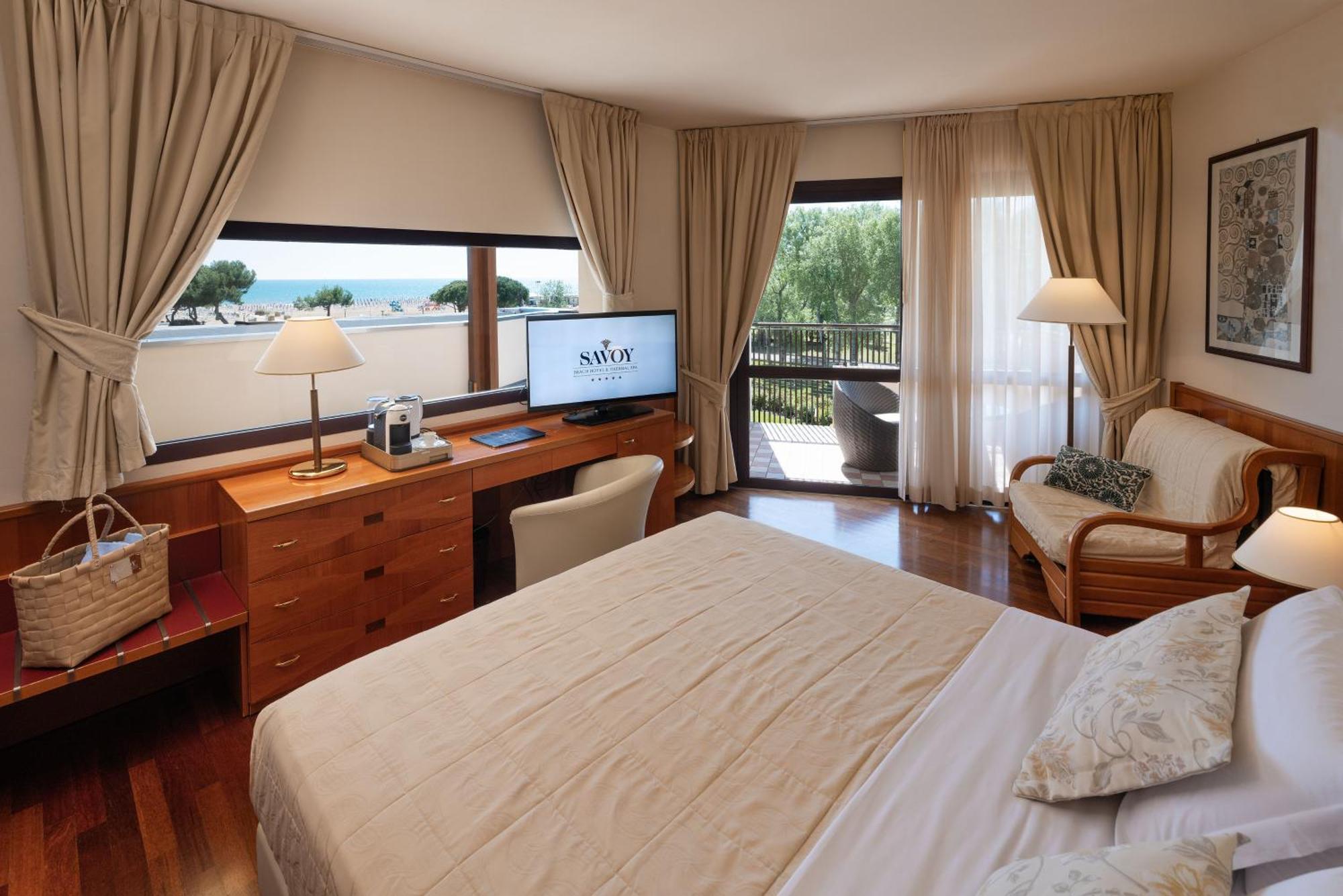Savoy Beach Hotel & Thermal Spa Бибионе Екстериор снимка A room at the hotel