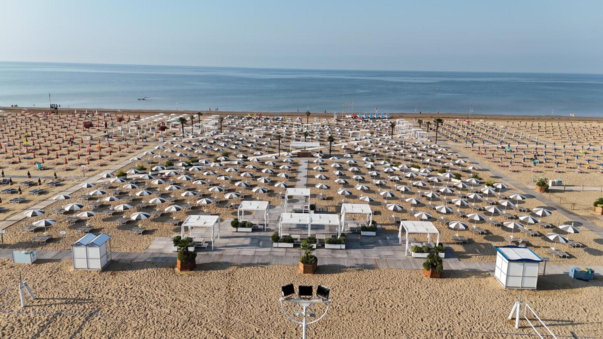 Savoy Beach Hotel & Thermal Spa Бибионе Екстериор снимка The beach of El Toro